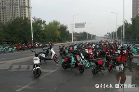 滨海大学城共享电动车“泛滥”，学生花样骑行危险重重图片