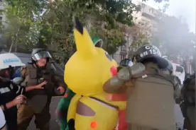 智利街头抗议惊现“皮卡丘”，被警察按倒在地胡椒喷脸图片