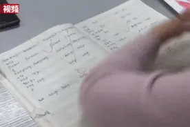 没有手脚，一样可以批改作业教书育人，这位老师火了图片