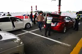上海各省界高速检查站已启动“一点两检”安检模式，进沪车辆需经安全抽检图片