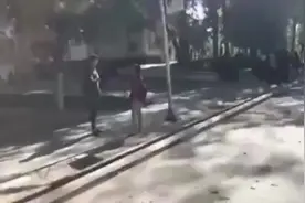 突发！校园内枪声响起，学生翻墙逃离图片