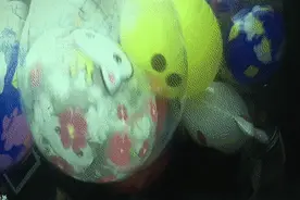 疼！长沙解放西路一女孩电梯内遭破相！过程仅1秒，被监控拍下……图片