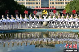 浙江一学校学生身着芭蕾舞衣提前拍摄毕业照 定格青春图片