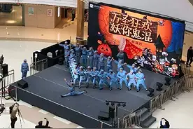 哈尔滨一商场万圣节穿红军服表演引质疑，涉事公司：正在调查图片