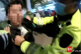 拘留7日！外卖小哥没戴头盔担心被处罚，强行闯卡还辱骂、冲撞交警图片