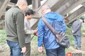 自贡“可视锚鱼”首案：男子在釜溪河捕获6斤重青鱼被刑拘图片