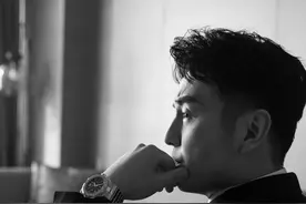 雷佳音身著黑色西服 腕表搭配更具绅士感图片