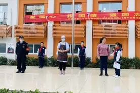 升旗仪式上，学校将保安保洁食堂师傅请上主席台图片