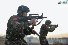 “战味”弥漫训练场：特战队员野外驻训“火力全开”图片