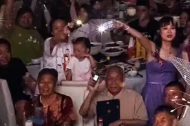 陌生爷爷一句祝福，新娘瞬间哭了……图片