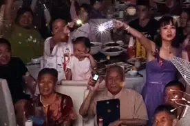 陌生爷爷一句祝福，新娘瞬间哭了……图片