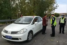 高速行车遇故障，民警及时救助消除隐患图片