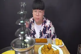韩国一男子用巧克力喷泉机做芝士火锅 凝固的芝士甩的到处都是图片