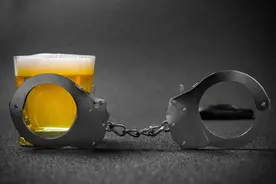 丈夫酒后驾车不听劝，将妻子推倒在地！妻子无奈拿起手机报警图片
