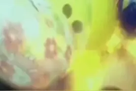 恐怖！电梯内欲给女孩送氢气球，男子一个动作，竟然瞬间爆炸图片