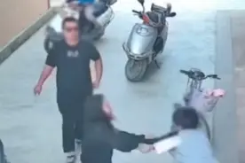 两小孩发生矛盾家长持菜刀猛拍对方，网友：这样的家长能教育好孩子？图片