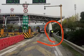 超宽近2米，“巨无霸”擅自上高速还撞坏了收费站图片