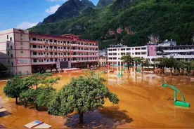 广西那坡一中学遭水灾教学受影响 龙岗伸出援手助其渡过难关图片