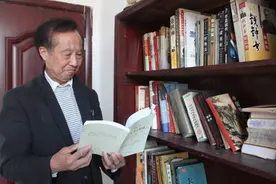 江西临川七旬退休老师笔耕不辍出书育后人图片