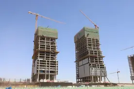 中建一局三公司海外项目埃及新首都CBD P3标段C12商务办公楼顺利封顶图片