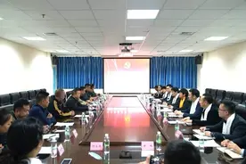 感恩对口帮扶，阿坝州壤塘县委书记为川北医附院献上洁白哈达，送上民族特色旌旗图片