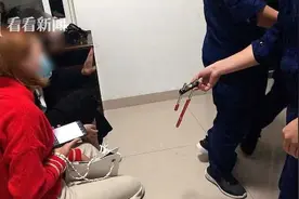 什么情况？闺蜜互相搀扶走进消防局 脚上铐着U型锁图片