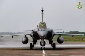 印度第二批阵风战机将从法国直飞印度 首批经停阿联酋时曾“遇险”图片