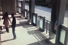 穿高跟鞋追公交，时髦女孩歪了脚图片