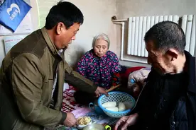 62秒｜德州好女婿刘占山多年照顾瘫痪岳父母，孝心善举感动无数人图片