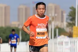 太牛了！武汉58岁副教授每月跑700多公里，疫情期间在阳台上跑“全马”图片