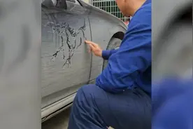 46秒｜有才！男子20分钟徒手在车门上画八骏图 网友：谁还舍得洗车