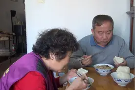 济南69岁老人做饭按克称重：从来不剩饭 食欲也比以前好了图片