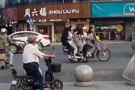 26秒｜广东一男子骑摩托车载5名女子 交警：罚1600元 扣26分图片