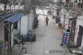 配合默契？男子一个眼神 店主秒懂直接关店收赃图片