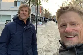 老友相见！舒梅切尔合影范德萨：看看我在街上遇到谁了图片