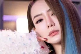 戚薇冰水蓝挑染发色 飒爽又温柔图片