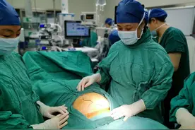 震惊！胎儿不在子宫里，打开肚子时，医生倒吸了一口冷气图片