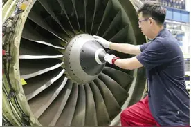 修飞机的人图片