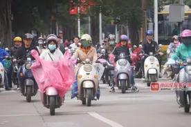 南宁电驴大军“反穿衣”登场 挡住了风也藏下了祸根图片