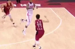 CBA京粤大战现危险动作 方硕翟晓川加入口水战图片