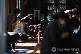 韩国高考进入30天倒计时 考生家长祈祷金榜题名图片