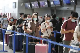 中国护照排名再升五位 专家：这是对中国发展的认可图片