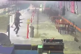 美国男子在泰国射击场偷手枪，转身射向工作人员，跑街上一路射击图片