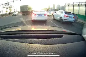 太疯狂了！大货超载闯灯逆行，还把残土卸大道上阻拦警车！真以为自己能跑了呢图片