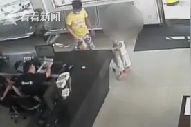 父亲将6岁女儿丢棋牌室走了 民警联系亲妈被怼：打个车把她送过来图片