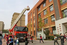郑州某小学发生火灾有师生被困？消防车驶入校园展开“紧急救援”图片