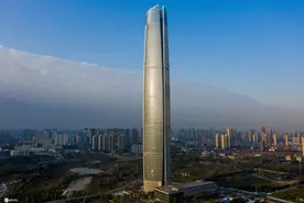 罕见 武汉上空现“楚河汉界”云图片