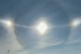 通辽天空出现三个“太阳”，画面奇幻，有网友玩起三体的梗图片