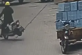 离奇！女子骑电动车莫名摔倒 竟是路旁装卸工甩麻绳惹的祸视频封面