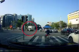 28秒丨1死3伤！小货车撞上闯红灯电动车后冲进路边安全岛图片